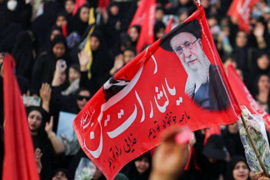 Des milliers de personnes présentes dans les rues de Qom pour les funérailles de l'ayatollah Ali Khamenei.